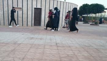 نساء في إحدى حدائق مدينة الدانا (العربي الجديد)