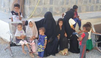 أطفال يمنيون في مركز صحي في اليمن (محمد الوافي/ الأناضول)