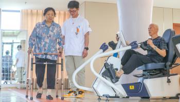 لا تنحصر وظائف رعاية المسنين في الصين بمراكز التأهيل (Getty)