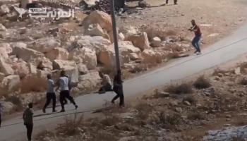 مستوطن يطلق النار على فلسطيني بحماية من جنود الاحتلال الإسرائيلي