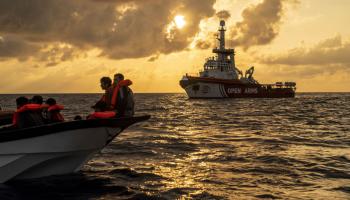 سفينة الإنقاذ "أوبن آرمز" ومهاجرون في البحر الأبيض المتوسط (خوسيه كولون/ الأناضول)