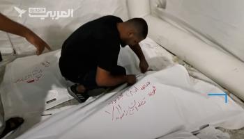 شاب غزي يحمل جثمان والده في سيارته الخاصة ليدفنه بنفسه