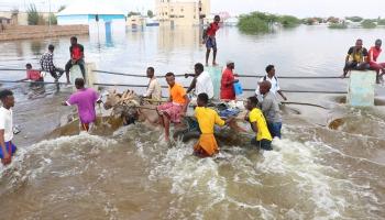 اجتاحت الفيضانات عشرات المدن وسط الصومال وجنوبها (أبو بكر محمد محي الدين/ الأناضول)