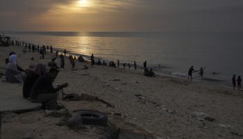 فلسطينيون عند شاطئ دير البلح وسط الهدنة في قطاع غزة (حاتم موسى/ أسوشييتد برس)