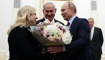 نتنياهو وزوجته سارة مع بوتين، موسكو، يناير 2020 (ميخائيل سفيتلوف/Getty)