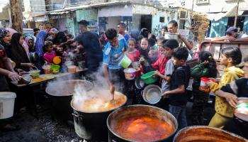 نازحون في غزة وحصص طعام (عبد الرحيم الخطيب/ الأناضول)