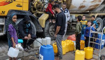 تعبئة مياه في قطاع غزة (عبد الرحيم الخطيب/ الأناضول)