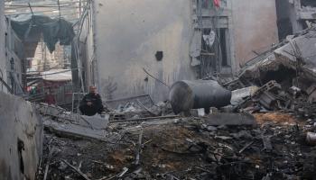 رجل فلسطيني يتأمّل الدمار الذي خلّفته الغارات الصهيونية في مدينة خانيونس، 4 كانون الأول/ ديسمبر 2023 (Getty)