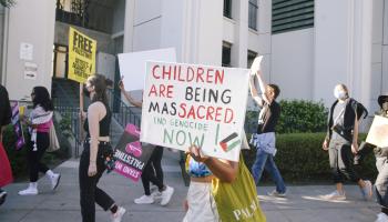 من مسيرة في "بيفرلي هيلز" بكاليفورنيا، أول أمس الثلاثاء، تضامناً مع الفنانين والممثلين الذين يُقمعون لتضامنهم مع فلسطين (Getty) 