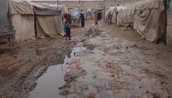 مخيمات إدلب تتضاعف معاناتها في الشتاء (فيسبوك/الدفاع المدني السوري)