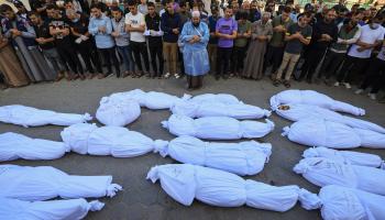 جثث شهداء بالأكفان البيضاء في غزة (محمود الهمص/ فرانس برس)