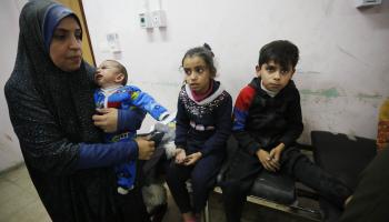 آلاف من أطفال غزة عرضة للأمراض (أشرف أبو عمرة/الأناضول)