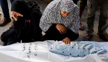 جدة الرضيع الفلسطيني الشهيد تبكيه (محمد سالم/رويترز)