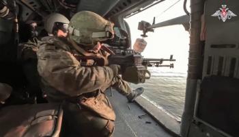 وزارة الدفاع الروسية جنود روس فوق البحر الاسود (أسوشييتد برس)