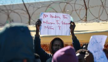 مهاجرون أمام مقر شؤون اللاجئين في زرسيس (حسن مراد/ Getty) 