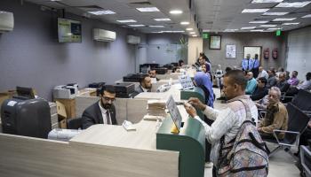 مواطنون يشترون شهادات الاستثمار من بنك مصر بسبب تدهور الجنيه (getty)