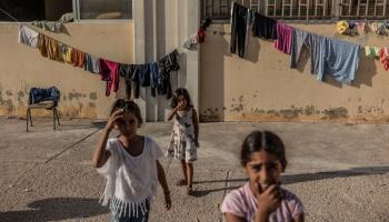 أطفال نازحون لبنانيون في مدرسة في صور في جنوب لبنان بسبب القصف الإسرائيلي (Getty)