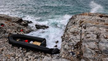 قارب هجرة غير نظامية عند سواحل اليونان في 10 يناير 2024 (مانوليس لاغوتاريس/ فرانس برس)