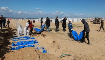 دفن جثث فلسطينيين أعادتها إسرائيل في رفح (محمد عابد/ فرانس برس)