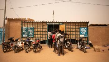 مهاجرون أمام مكتب المنظمة الدولية للهجرة في النيجر (ستانيسلاس بوييت/ فرانس برس)