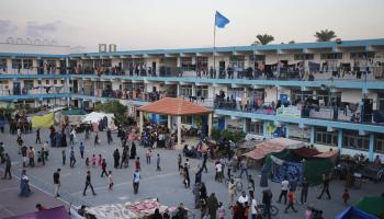 تحولت مدارس غزة إلى مراكز إيواء (أشرف أبو عمرة/الأناضول)
