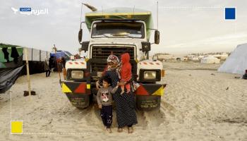 عائلة فلسطينية نازحة تسكن شاحنة مقطورة وسط البرد والأمطار