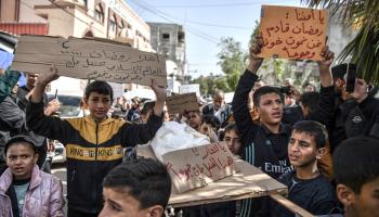 أطفال غزة يحتجون ضد التجويع: "كفى ساعدونا"