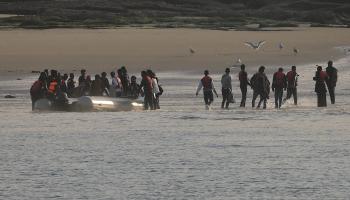 مهاجرون عند سواحل فرنسا قبل عبور بحر المانش إلى بريطانيا في وقت سابق (باسكال روسينيول/ رويترز)