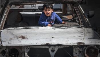 	 طفل فلسطيني داخل سيارة دمرت بقصف الاحتلال، مخيم رفح للاجئين، 21 آذار/ مارس، 2024 (Getty)