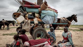 عام من حرب السودان عائلة سودانية نازحة في تشاد، يوليو 2023 (زهرة بن سمرة/رويترز)