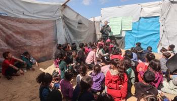 أطفال فلسطينيون في رفح وتعليم في مخيم نزوح في غزة في 8 مارس 2024 (أحمد زقوت/ الأناضول)