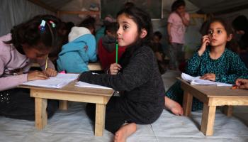 أطفال فلسطينيون في مدرسة في خيمة في رفح في غزة في 27 مارس 2024 (سعيد لخطيب/ فرانس برس)