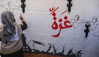 من رسم جداري للتنديد بجرائم الإبادة الإسرائيلية في غزّة، رفح، 4 نيسان/ أبريل (Getty)