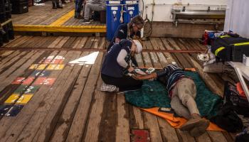 إسعاف مهاجرين على متن سفينة الإنقاذ أوشن فايكنع في 7 إبريل 2024 (إكس)