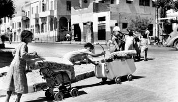 فتيات في مدينة يافا في 13/5/1948 (من المعرض)