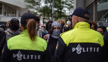 شرطة مدينة لاهاي الهولندية تصدّ تظاهرة طلّابية داعمة لفلسطين، 16 أيار/ مايو 2024 (Getty)