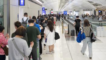 صفوف مسافرين طويلة بمطار هونغ كونغ/31 مايو 2024 (Getty)