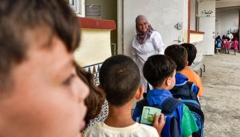 يترقب المعلمون في الجزائر إقرار قانون يعترف بقيمتهم في المجتمع (فرانس برس)