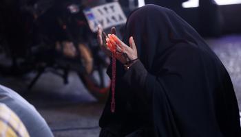 مواطنون يدعون في طهران بعد سقوط طائرة الرئيس الإيراني 19/5/2024 (فاطمة براهمي/الأناضول)