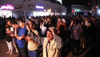 مواطنون يدعون في طهران بعد سقوط طائرة الرئيس الإيراني 19/5/2024 (فاطمة براهمي/الأناضول)