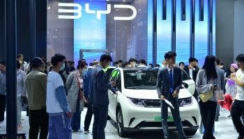 سيارة "BYD Dolphin" الكهربائية الصينية في معرض دولي بمقاطعة لياونينغ، 3 مايو 2023 (Getty)