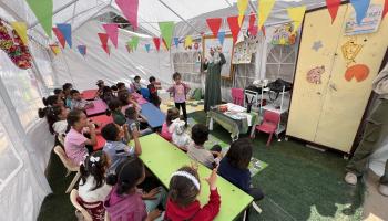 مدرسة في خيمة في رفح جنوبي قطاع غزة - 15 إبريل 2024 (أنس زياد فتيحة/ الأناضول)