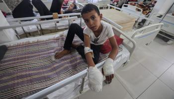 جرحى فلسطينيون في مستشفى تابع لمنظمة أطباء بلا حدود في رفح - قطاع غزة - 24 إبريل 2024 (محمد عابد/ فرانس برس)