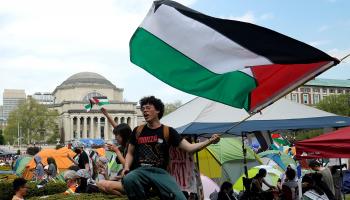 متظاهرون يلوحون بالأعلام الفلسطينية في جامعة كولومبيا في نيويورك، 29 إبريل 2024 (فرانس برس)