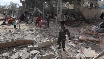 أطفال فلسطينيون وسط الدمار في رفح جنوبي غزة - 5 مايو 2024 (عبد الرحيم الخطيب/ الأناضول)