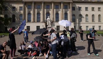 الشرطة الألمانية تتدخل لفض تظاهرة تضامنية مع فلسطين خارج "جامعة هومبولت" ببرلين، 3 أيار/ مايو 2024 (Getty)