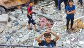 أطفال وسط الدمار في رفح في غزة - 9 مايو 2024 (هاني الشاعر/ الأناضول)