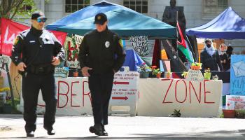 مخيم طلاب جامعة هارفارد تضامناً مع غزة - 10 مايو 2024 (جون تلوماكي/ Getty)
