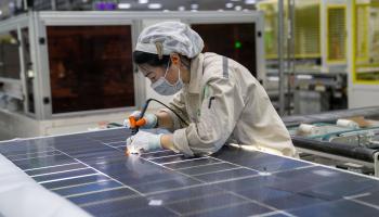 مصنع لإنتاج الألواح الشمسية في ميدنة خفي الصينية، 16 مايو 2024/Getty