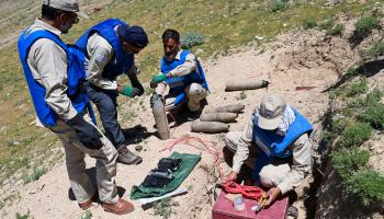 خلال العمل على إزالة الألغام في أفغانستان في مايو الجاري (واكيل كوهسار/ فرانس برس)
